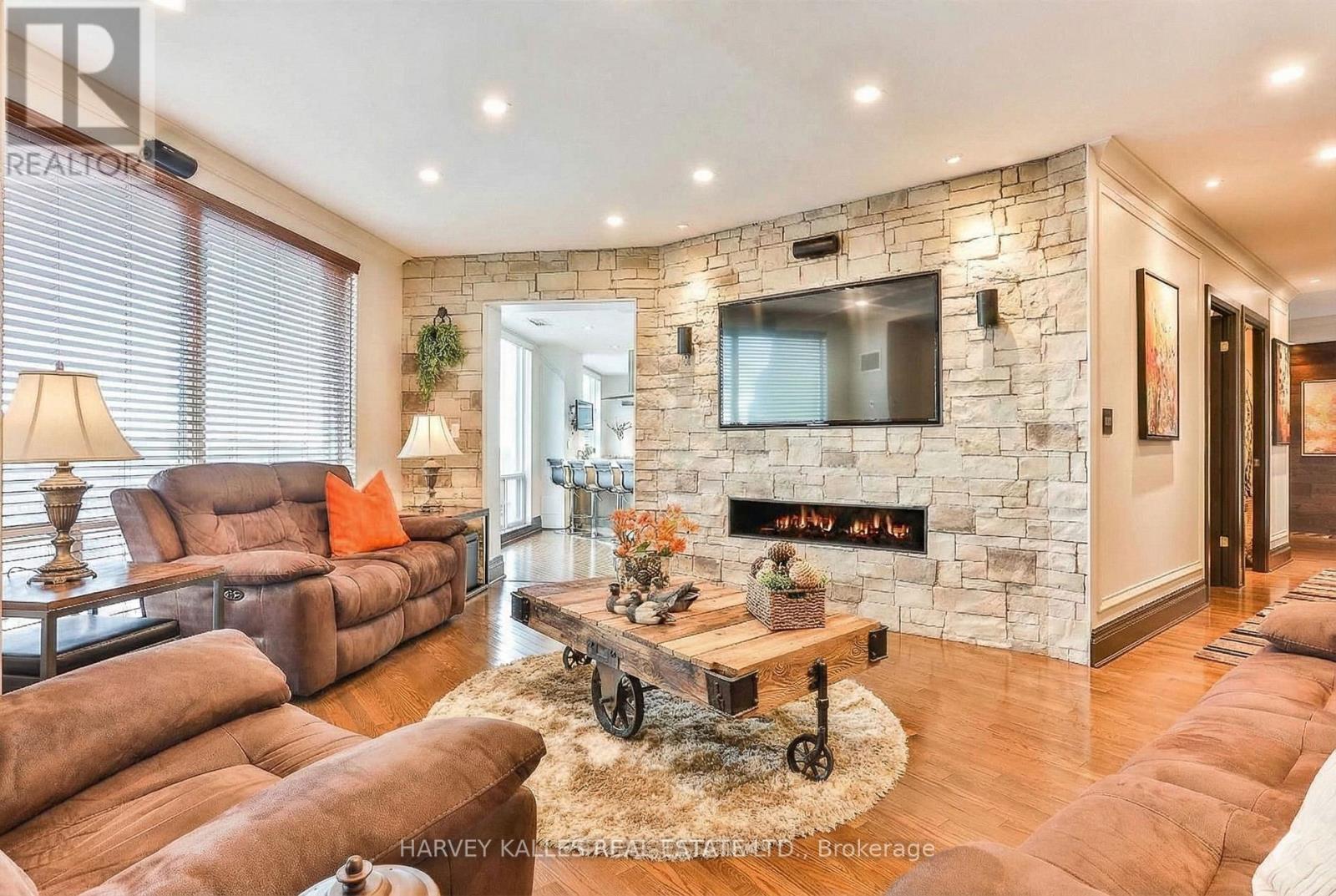 2701 - 300 BLOOR STREET E