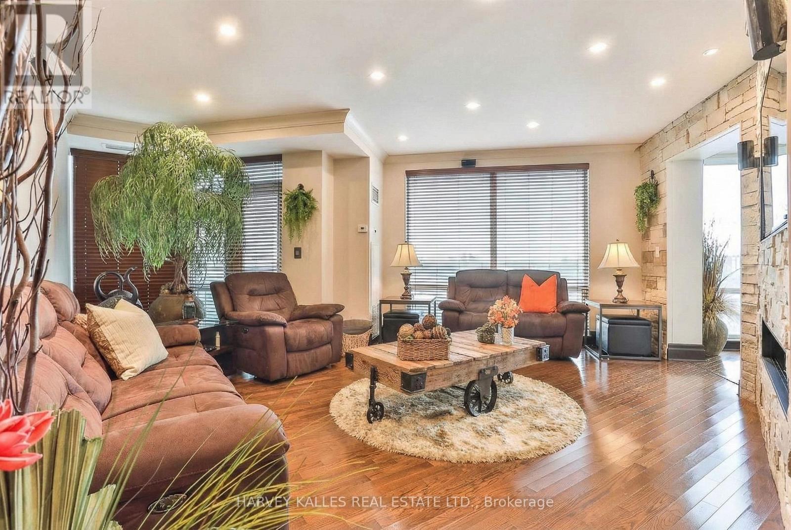 2701 - 300 BLOOR STREET E