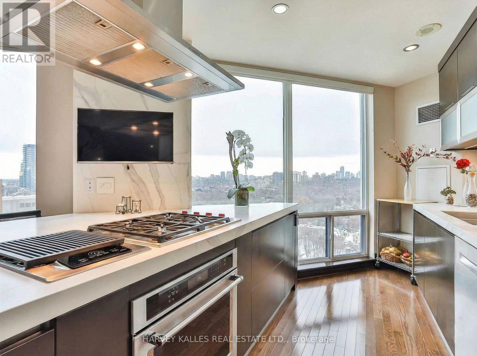 2701 - 300 BLOOR STREET E