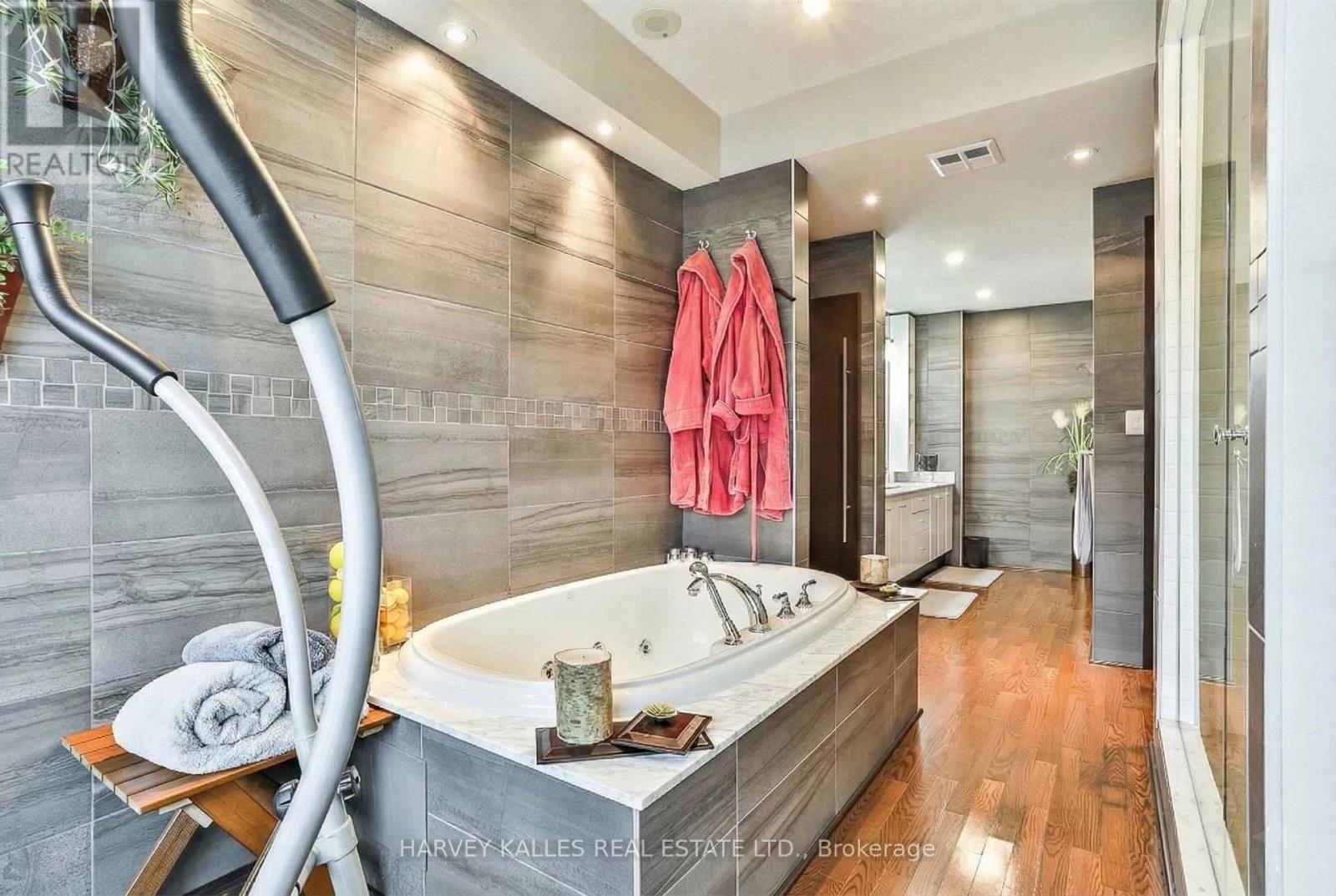 2701 - 300 BLOOR STREET E