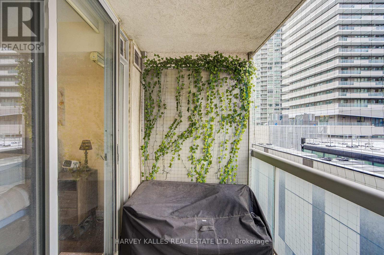 902 - 43 EGLINTON AVENUE