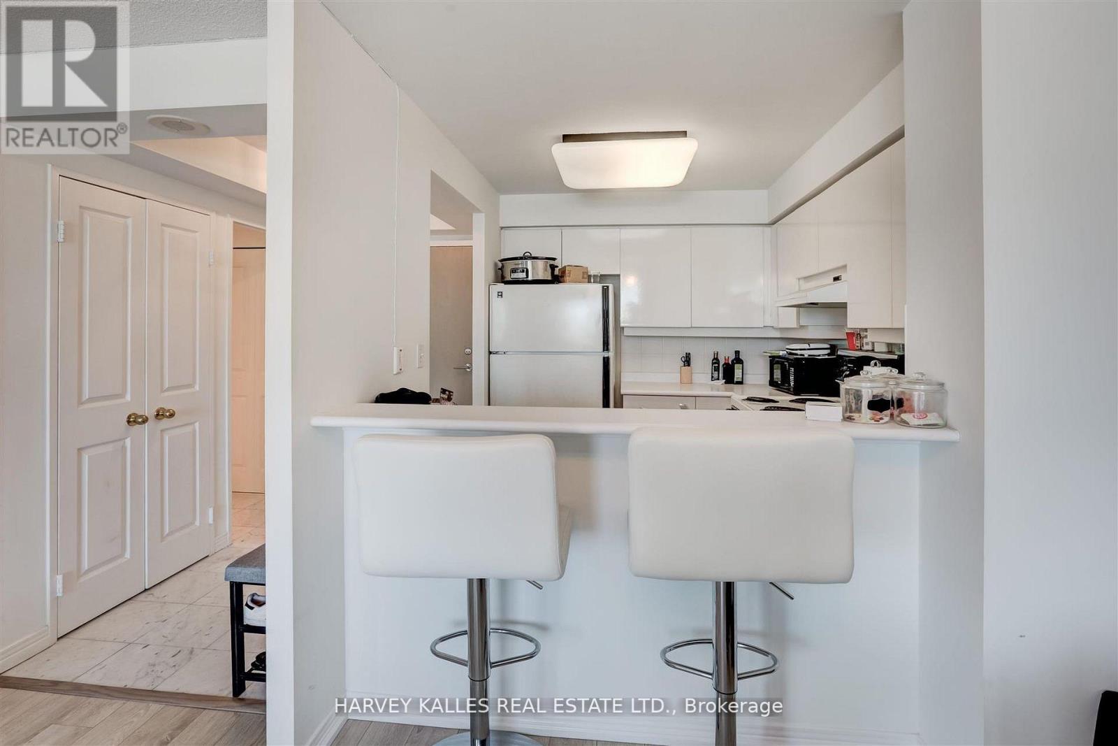 1018 - 942 YONGE STREET