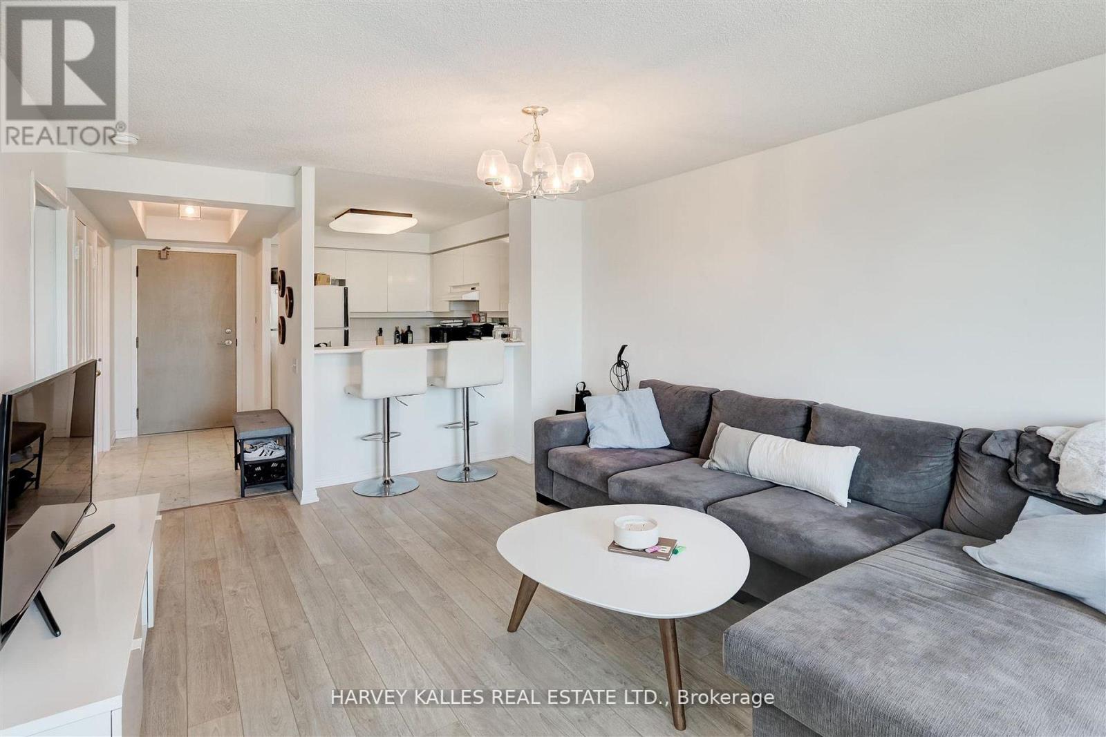 1018 - 942 YONGE STREET