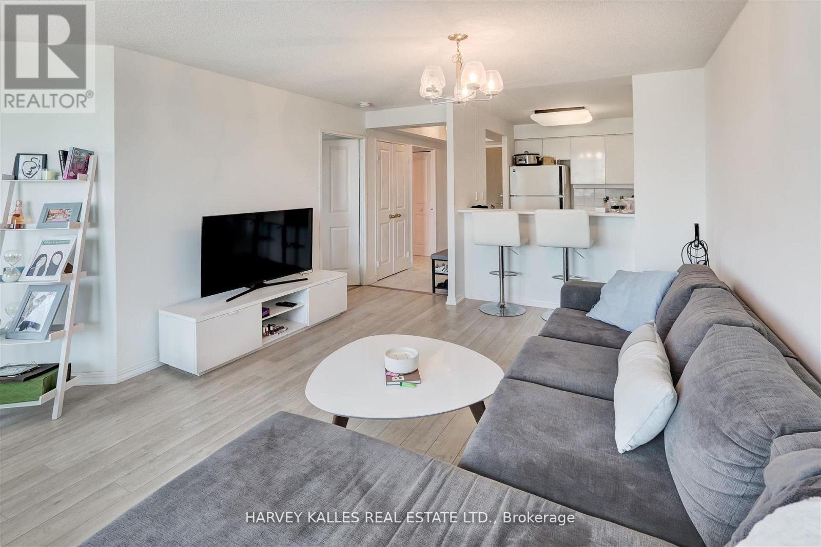 1018 - 942 YONGE STREET