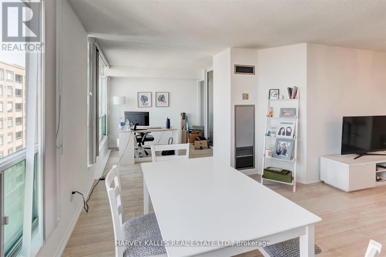 1018 - 942 YONGE STREET