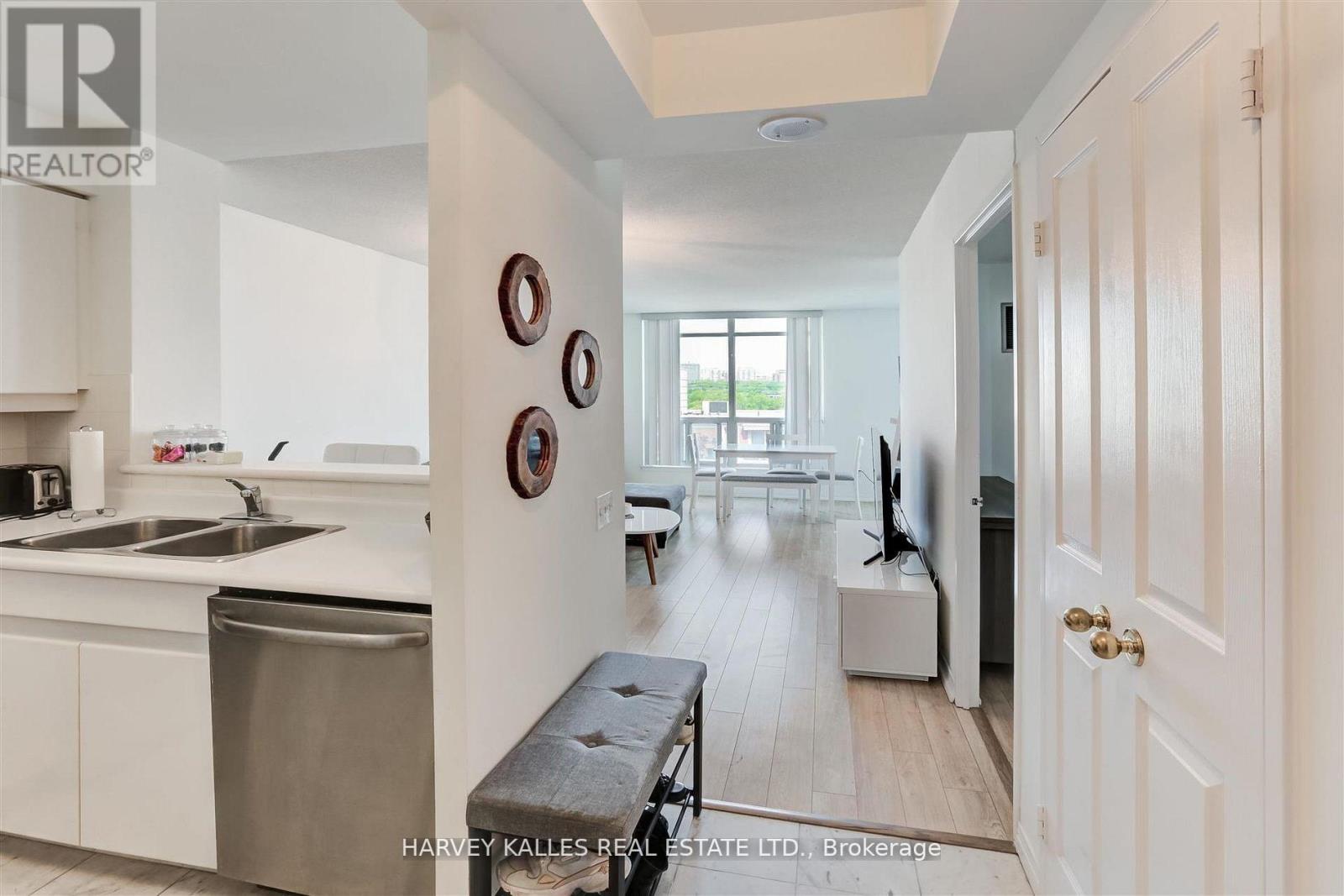 1018 - 942 YONGE STREET