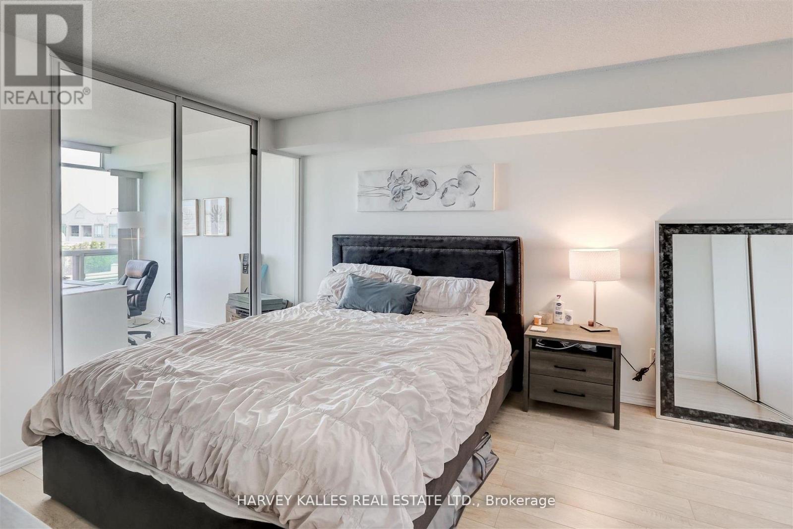 1018 - 942 YONGE STREET