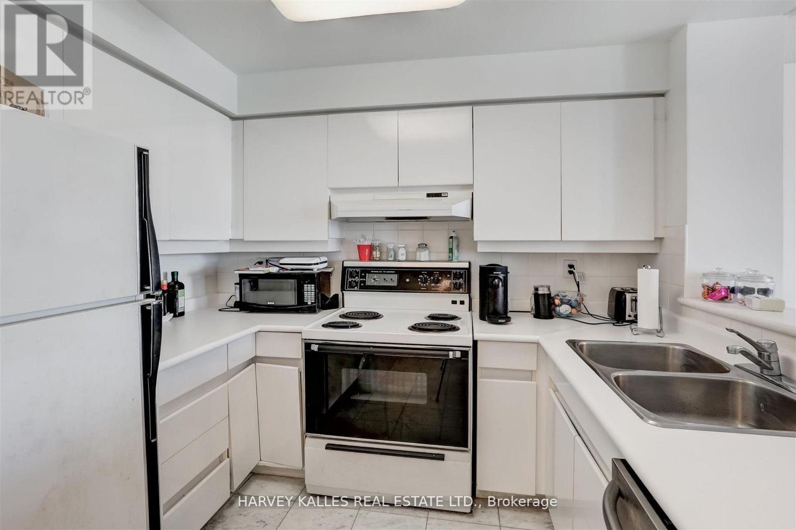 1018 - 942 YONGE STREET