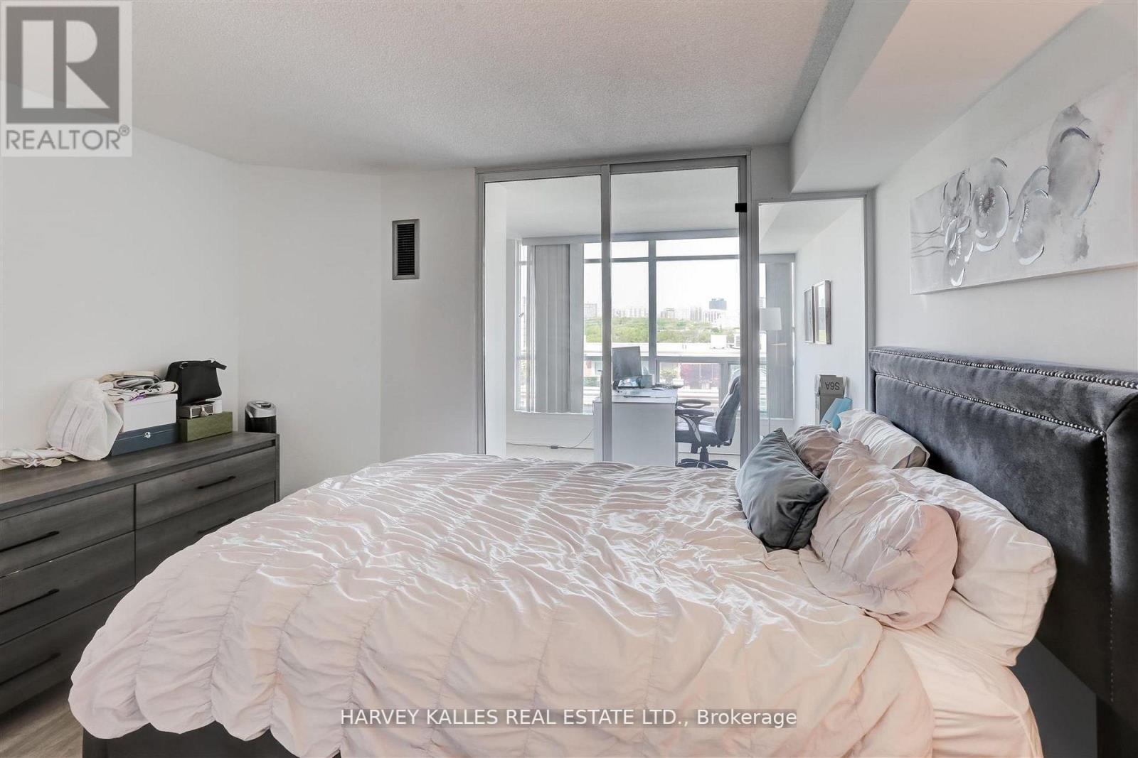 1018 - 942 YONGE STREET