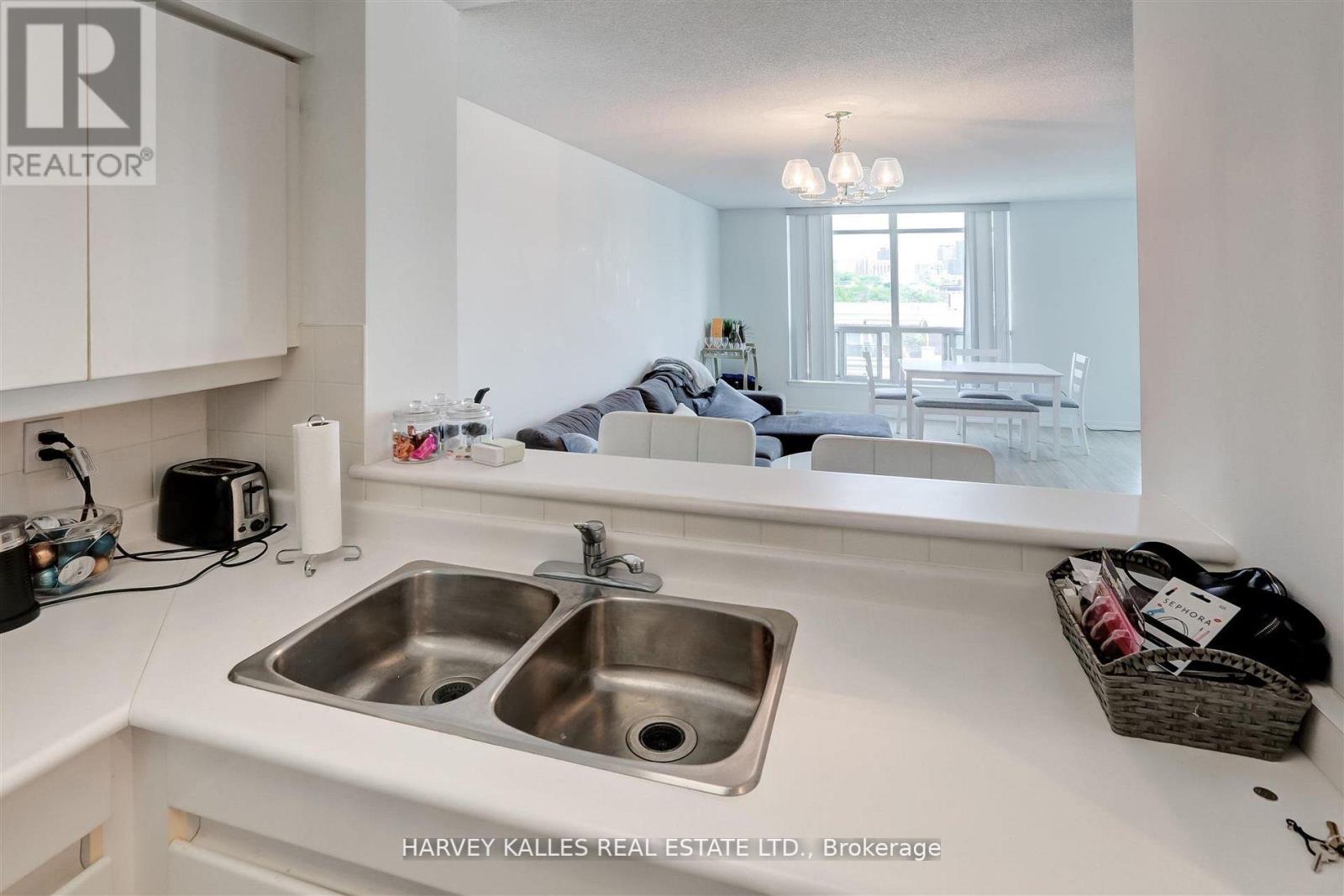 1018 - 942 YONGE STREET