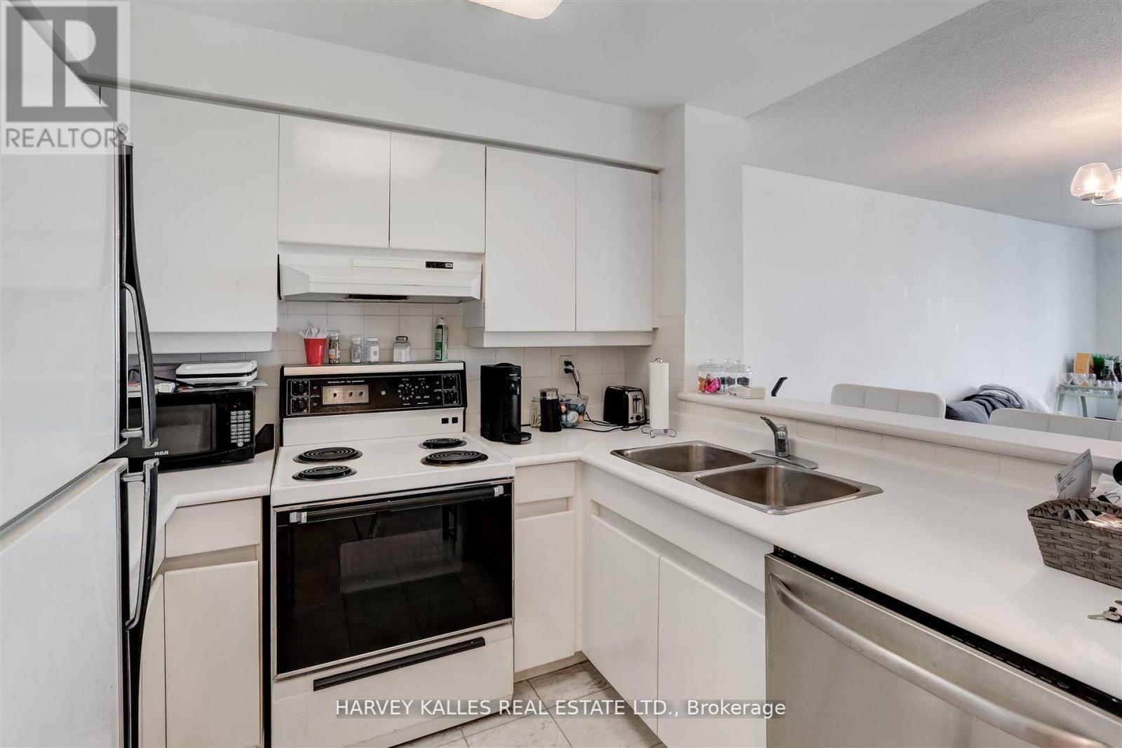 1018 - 942 YONGE STREET