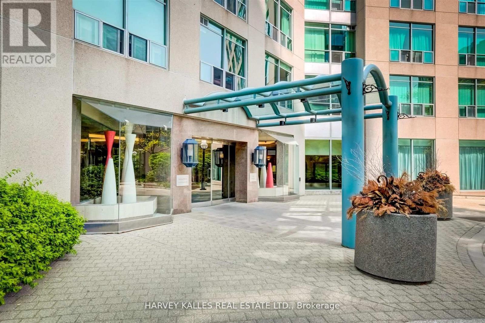 1018 - 942 YONGE STREET