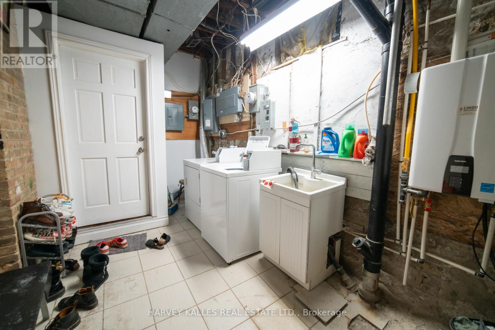 UPPER - 885 DAVENPORT ROAD