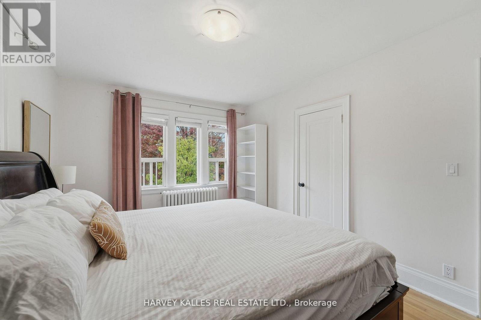 202 DINNICK CRESCENT