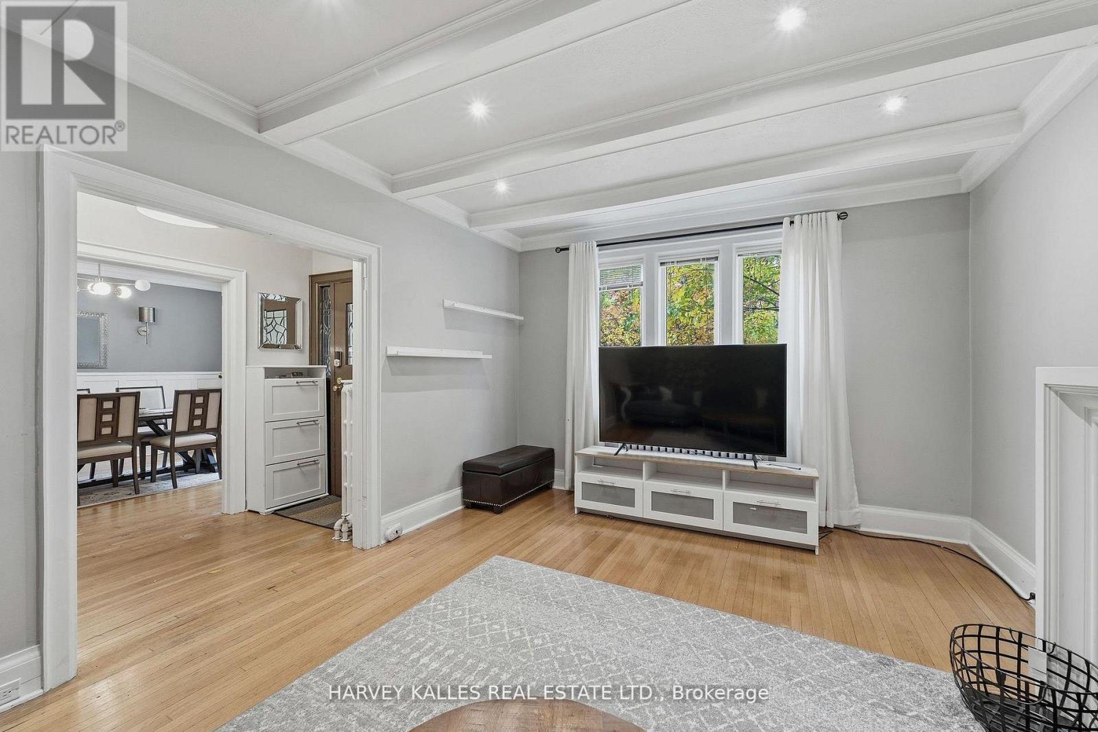 202 DINNICK CRESCENT