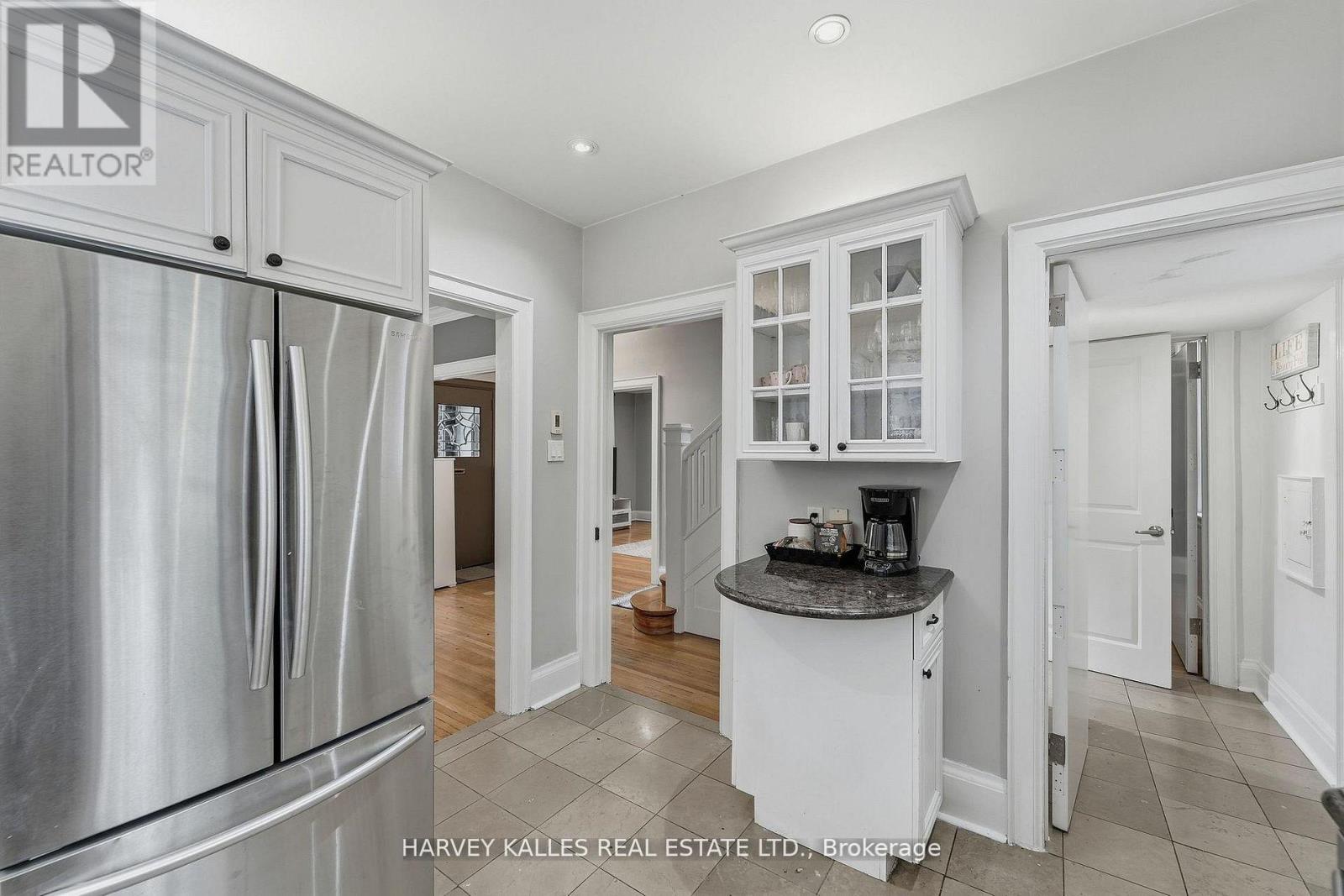 202 DINNICK CRESCENT