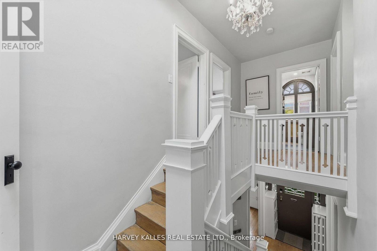 202 DINNICK CRESCENT