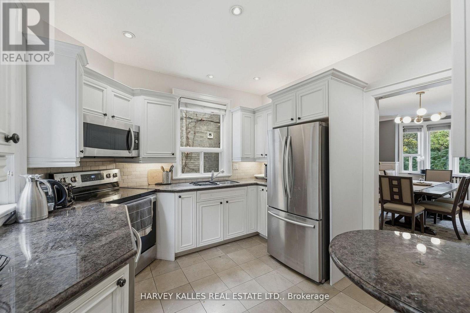 202 DINNICK CRESCENT