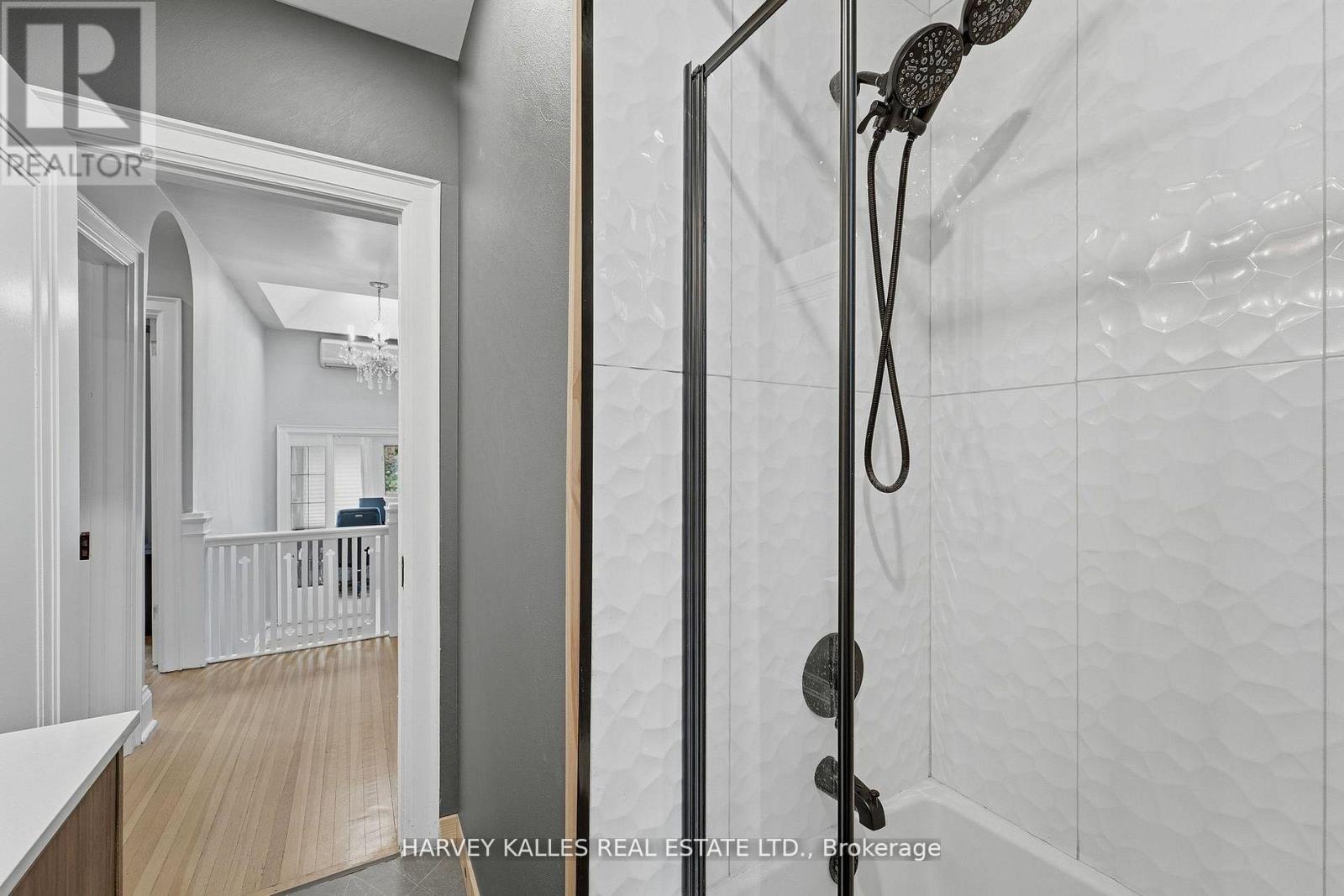 202 DINNICK CRESCENT