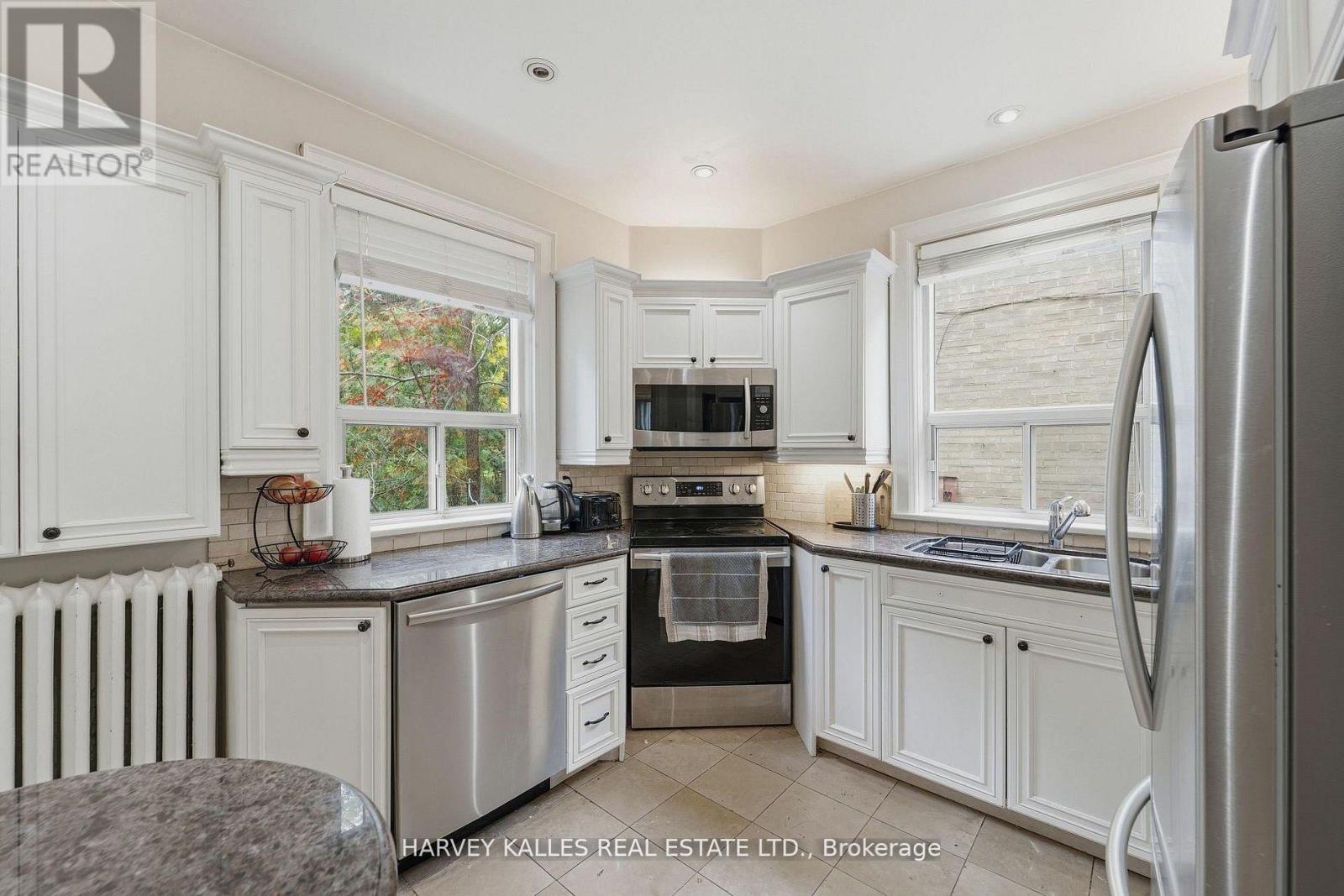 202 DINNICK CRESCENT