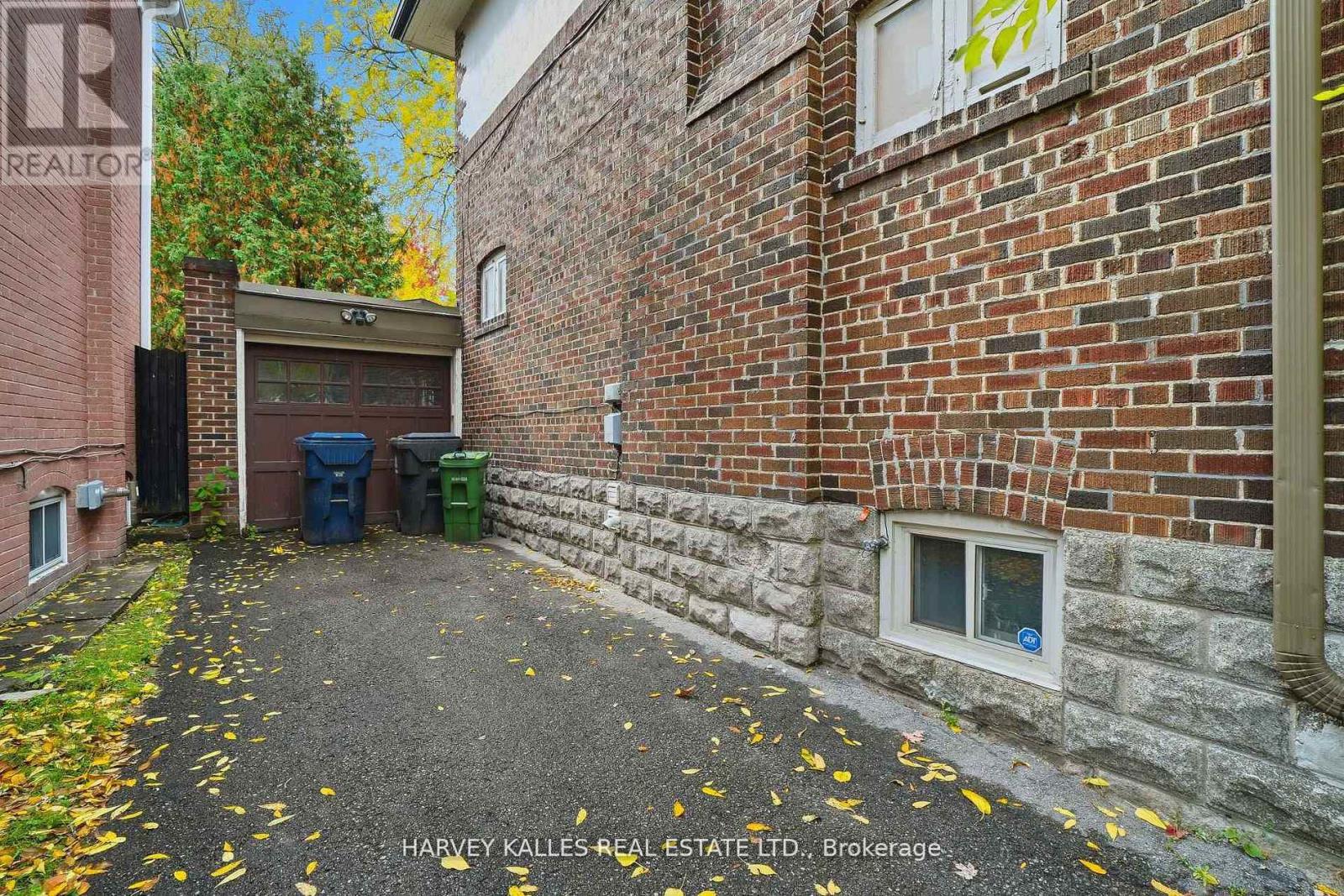 202 DINNICK CRESCENT