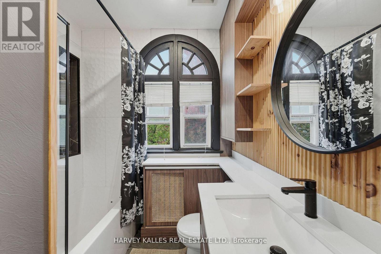 202 DINNICK CRESCENT