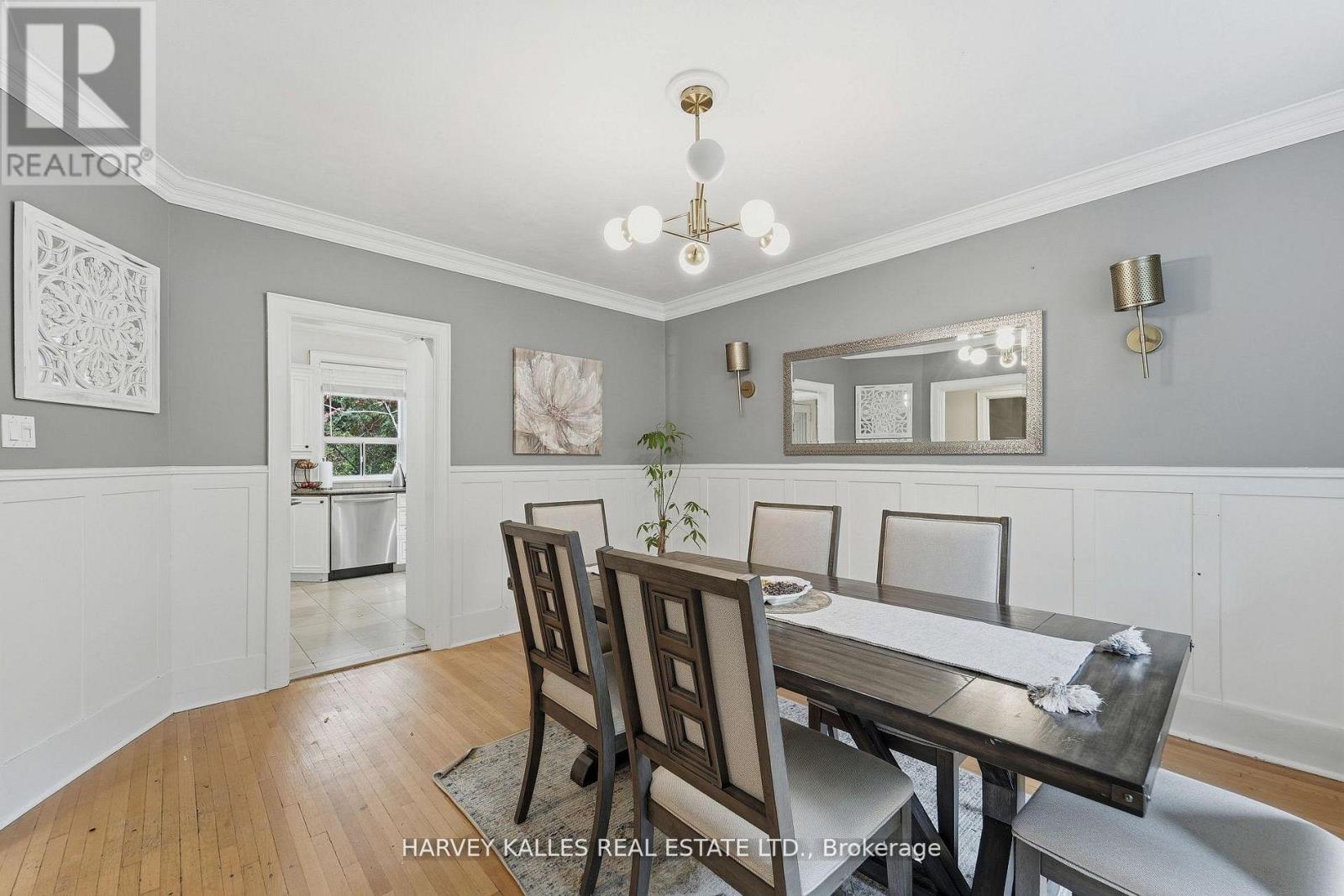 202 DINNICK CRESCENT