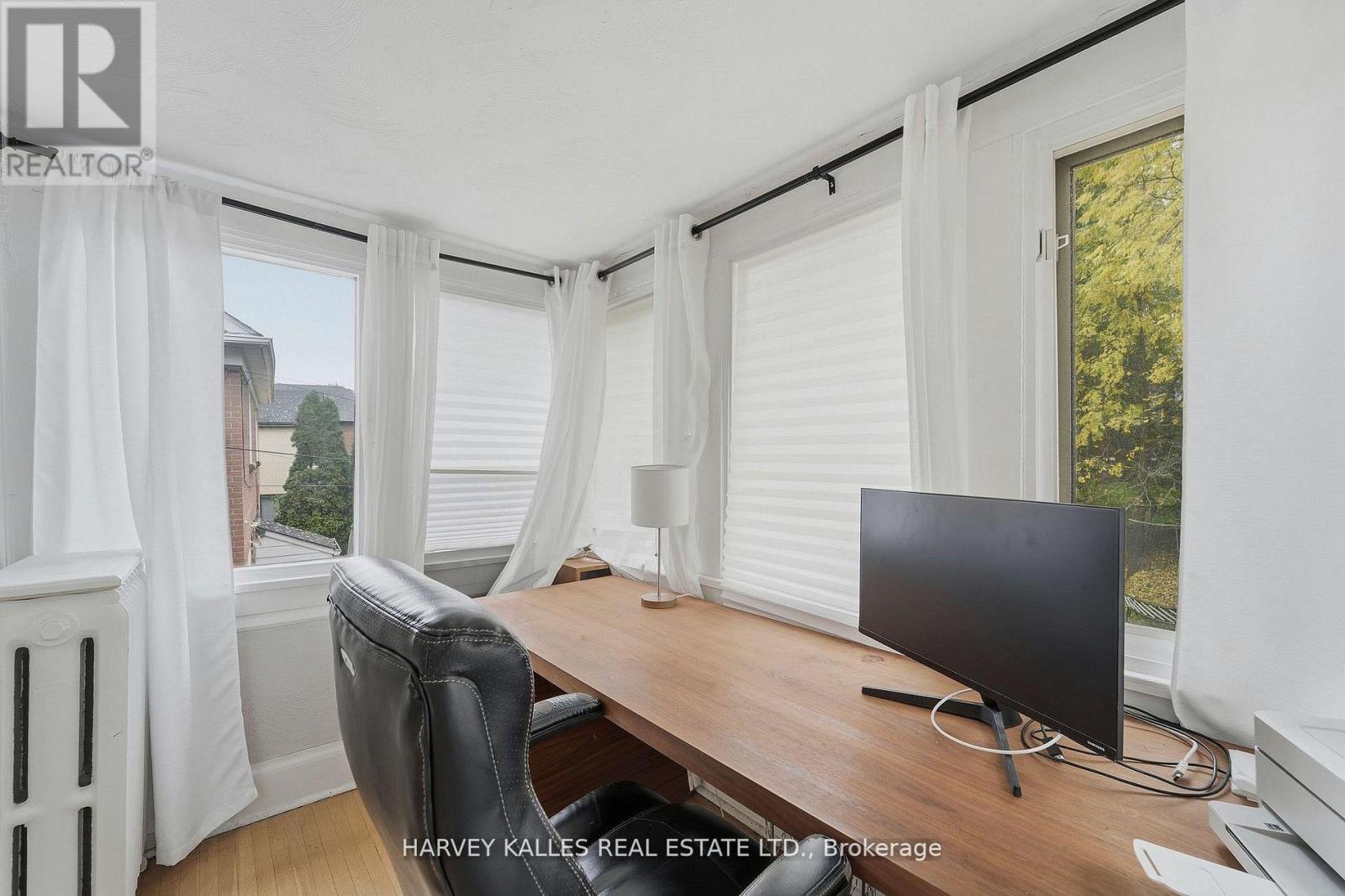 202 DINNICK CRESCENT