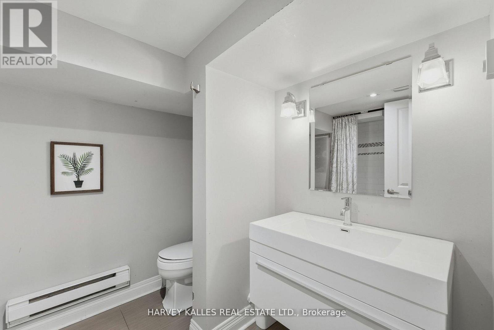 202 DINNICK CRESCENT