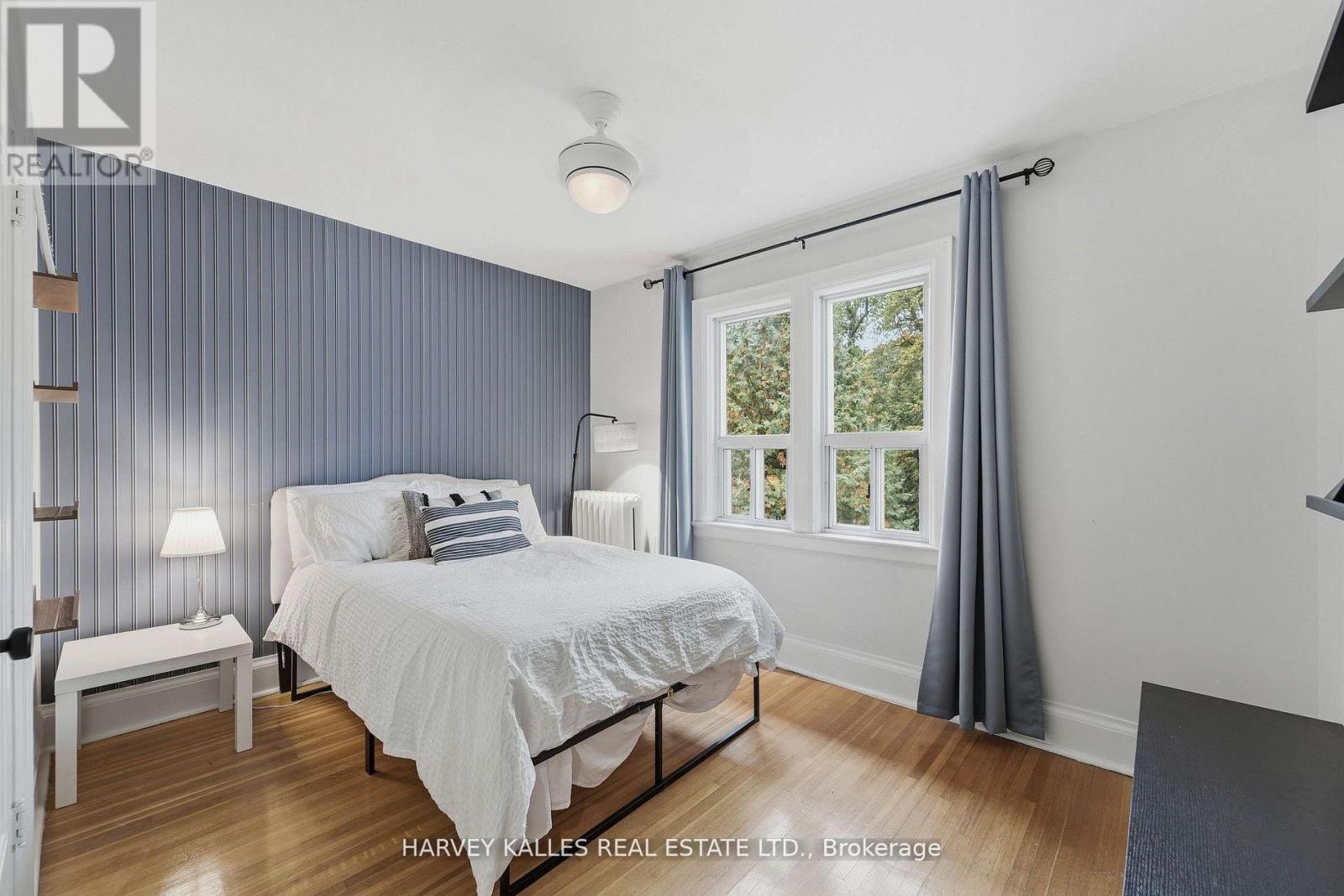 202 DINNICK CRESCENT