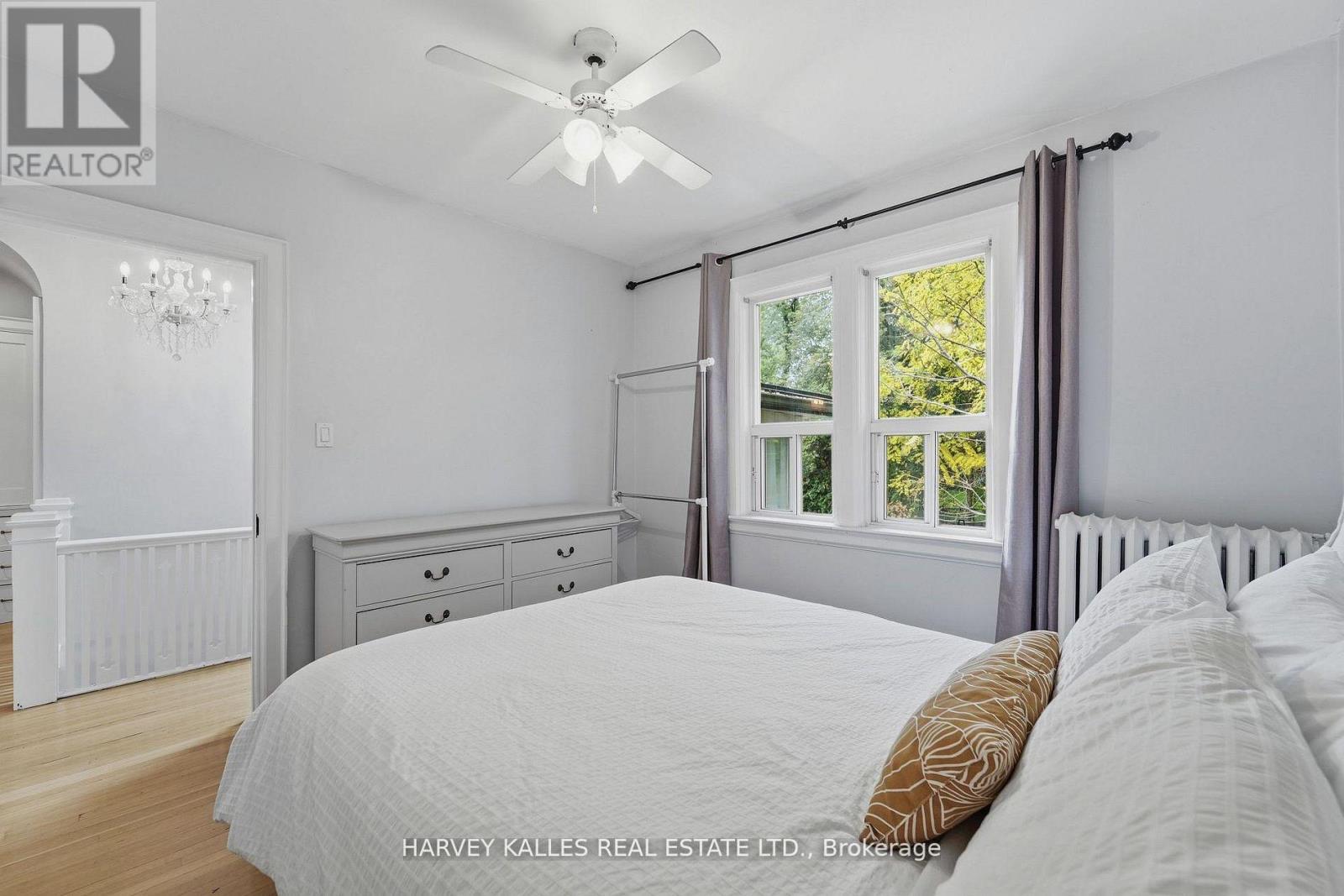 202 DINNICK CRESCENT