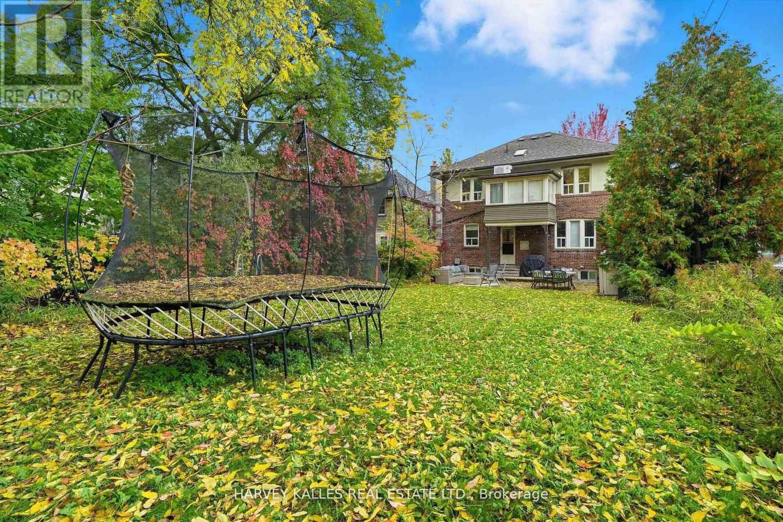 202 DINNICK CRESCENT