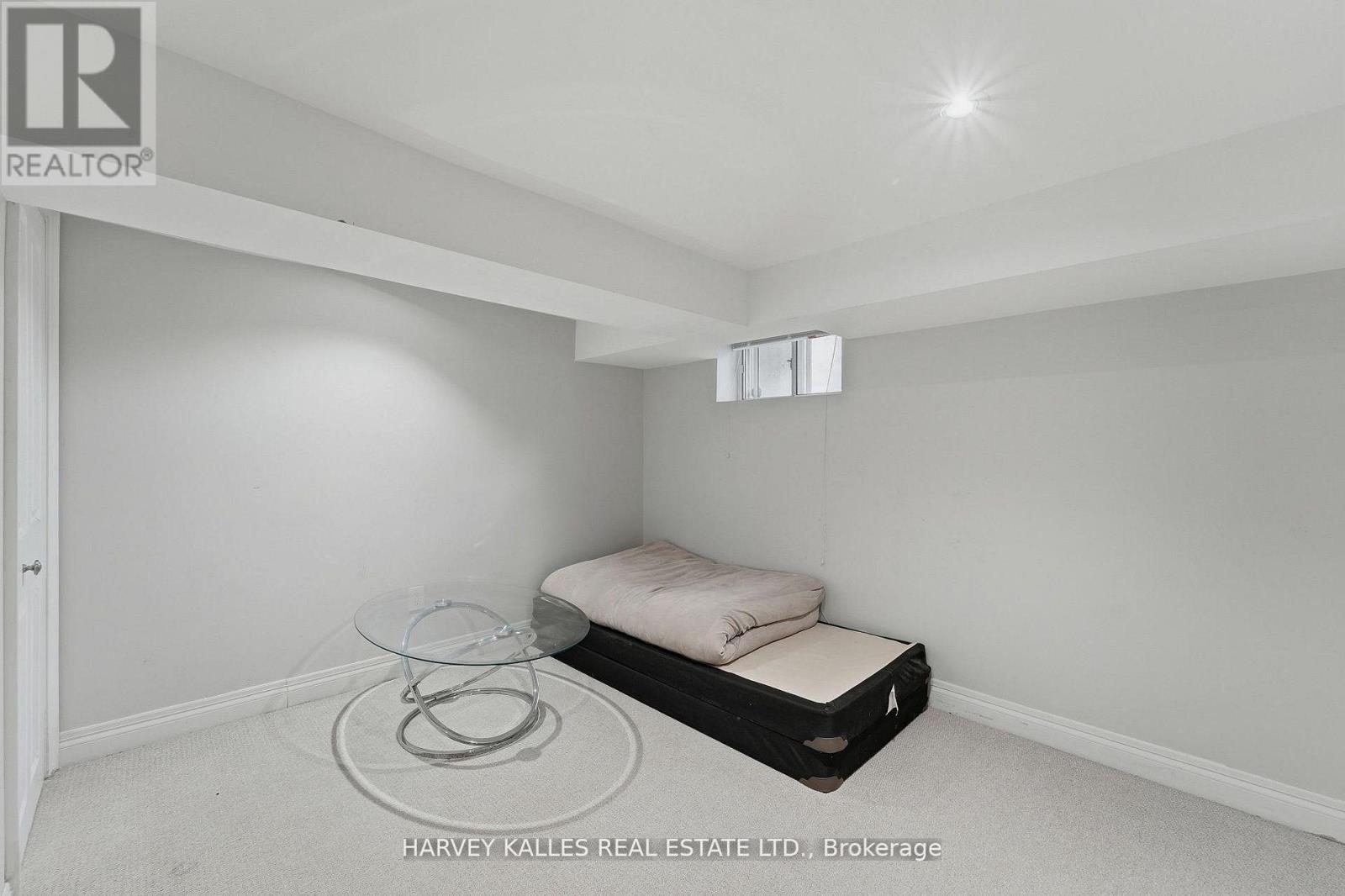 202 DINNICK CRESCENT