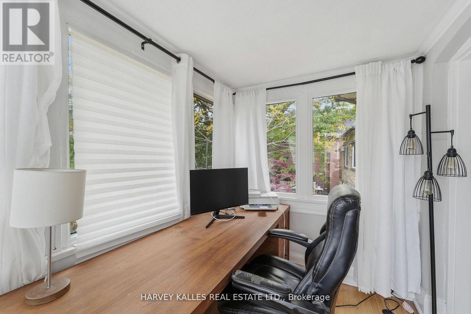 202 DINNICK CRESCENT