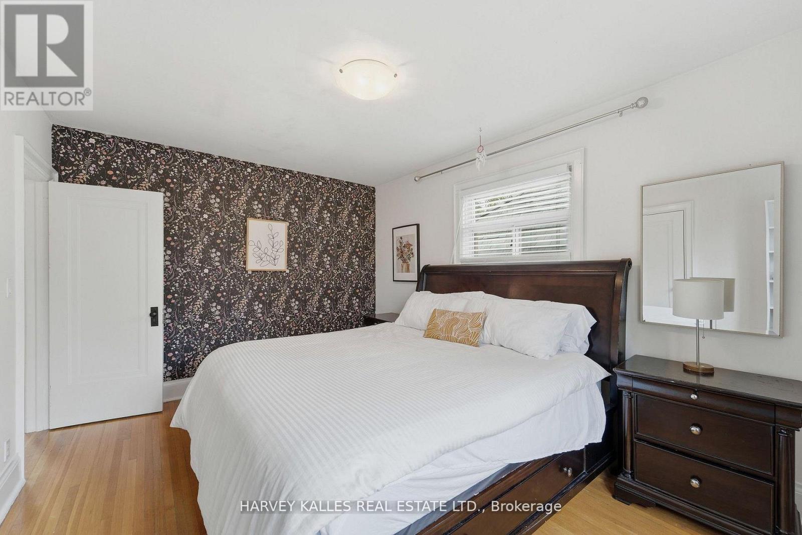 202 DINNICK CRESCENT