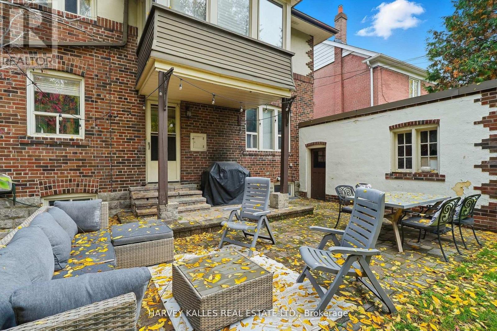 202 DINNICK CRESCENT