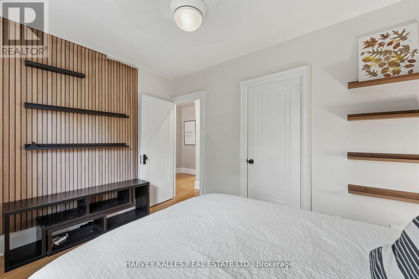 202 DINNICK CRESCENT