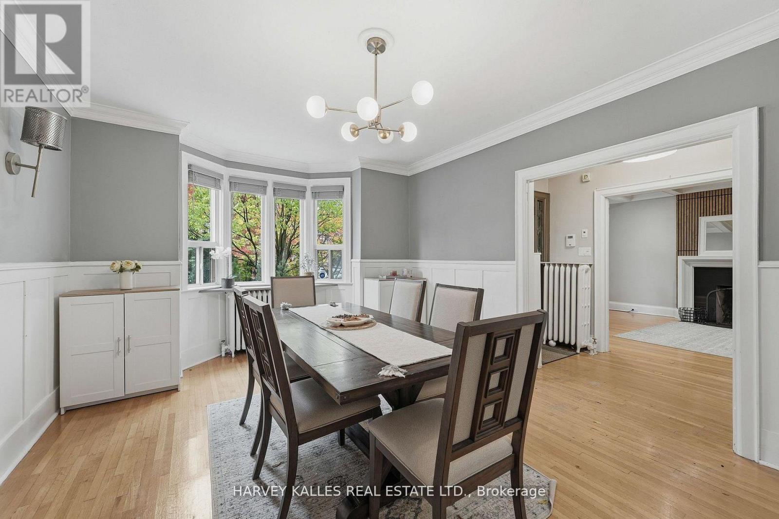 202 DINNICK CRESCENT