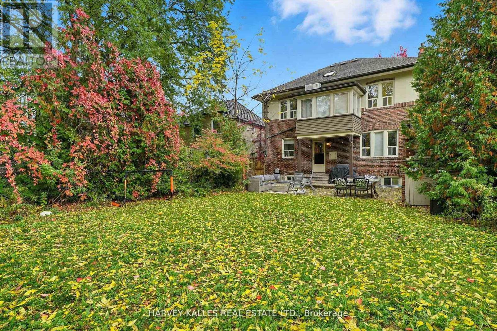 202 DINNICK CRESCENT