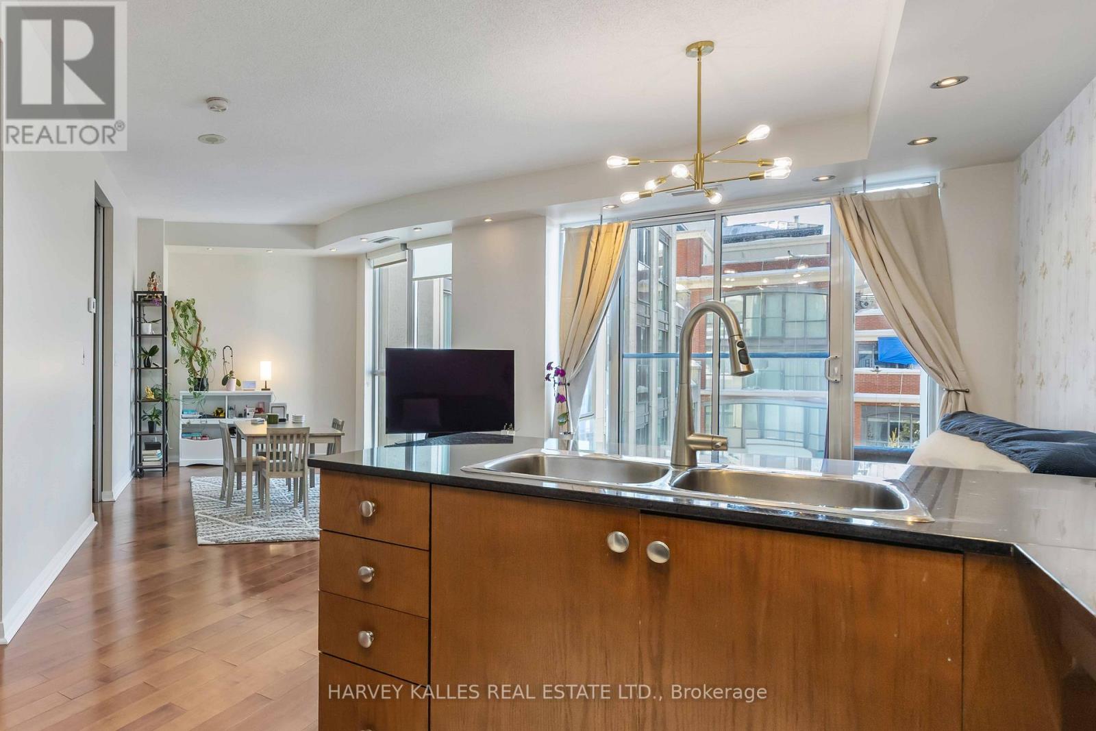 601 - 18 BEVERLEY STREET