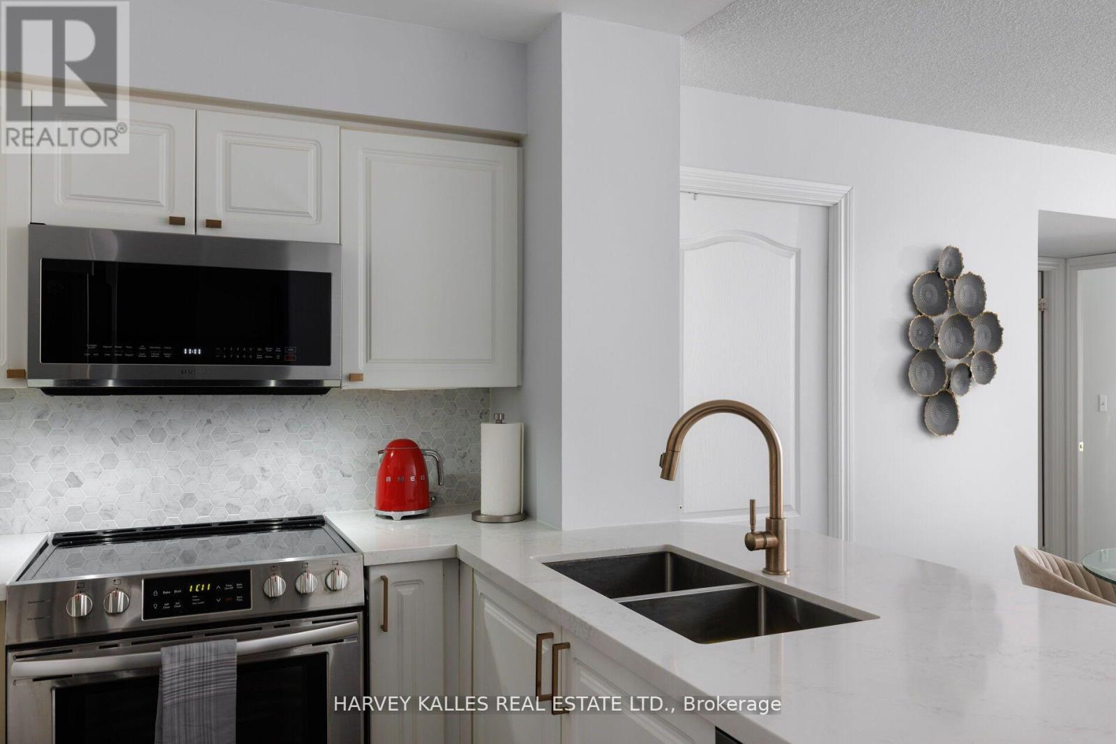 302 - 30 HAYDEN STREET