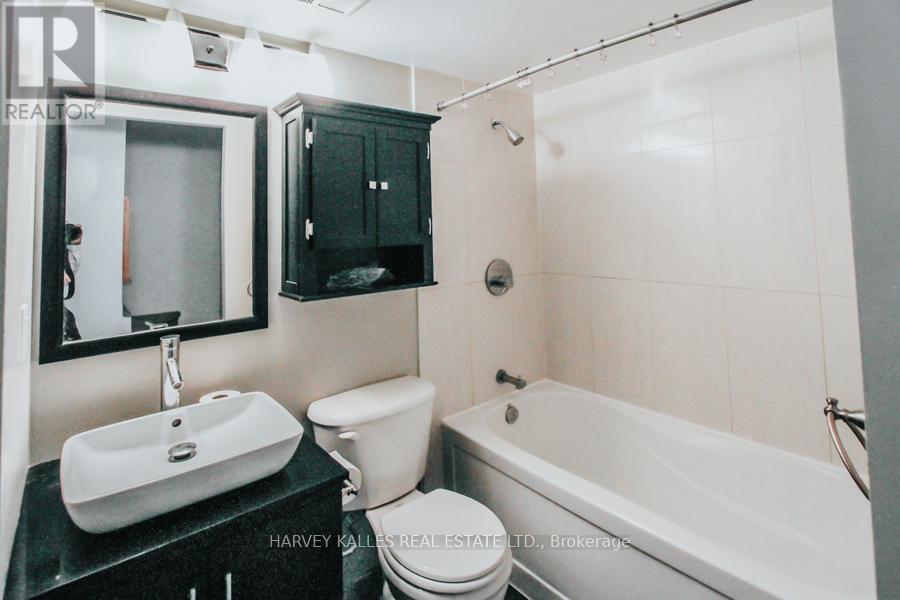 PH832 - 1029 KING STREET W