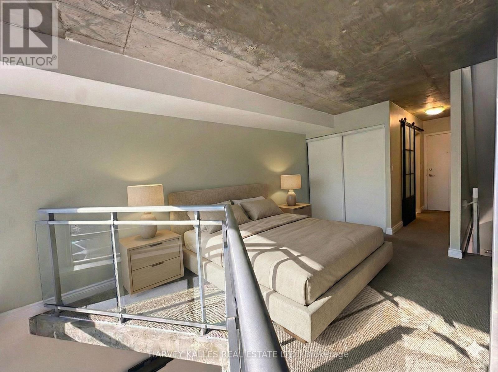 PH832 - 1029 KING STREET W