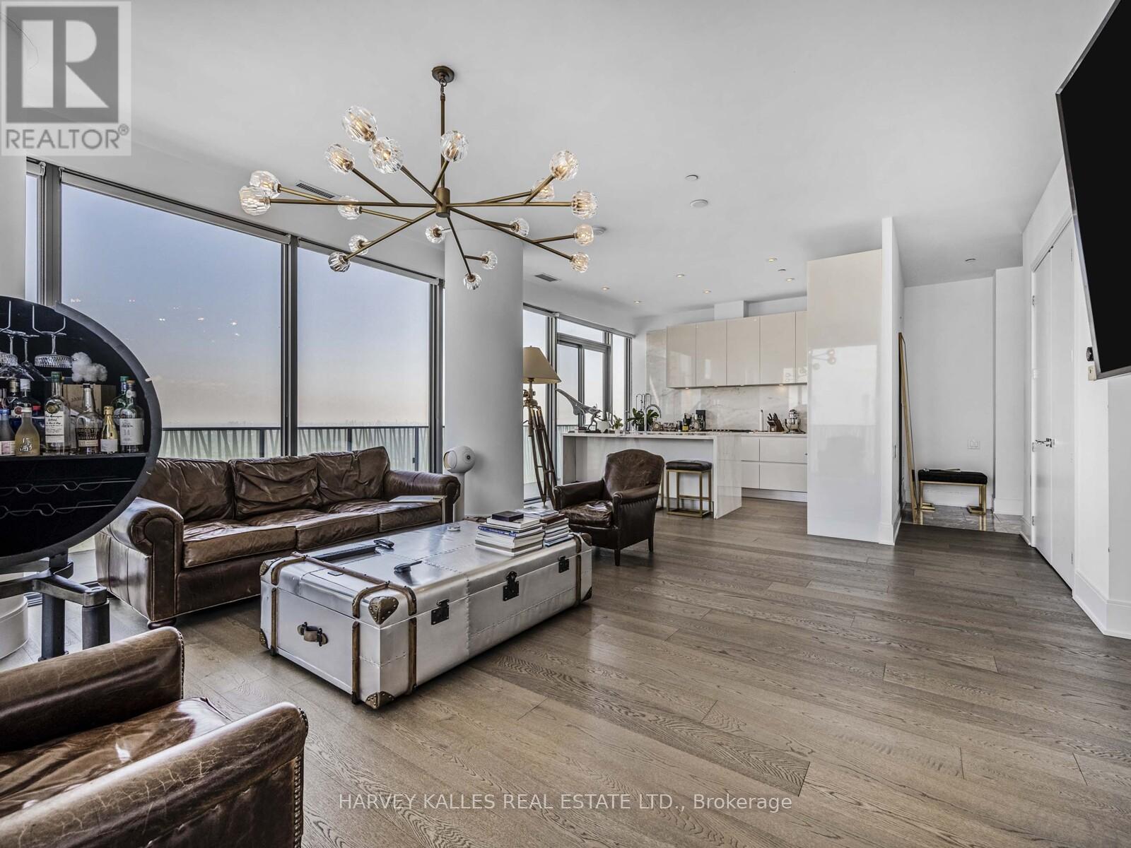 PH 5605 - 42 CHARLES STREET E