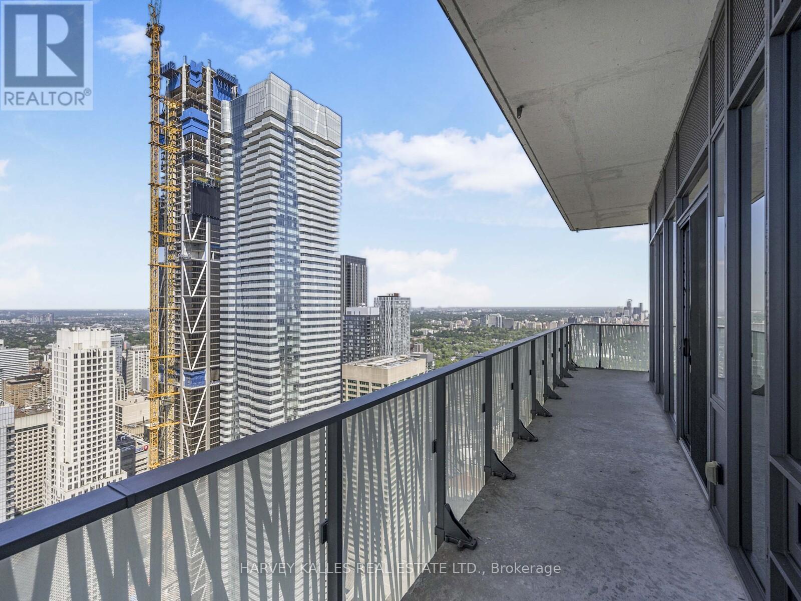 PH 5605 - 42 CHARLES STREET E