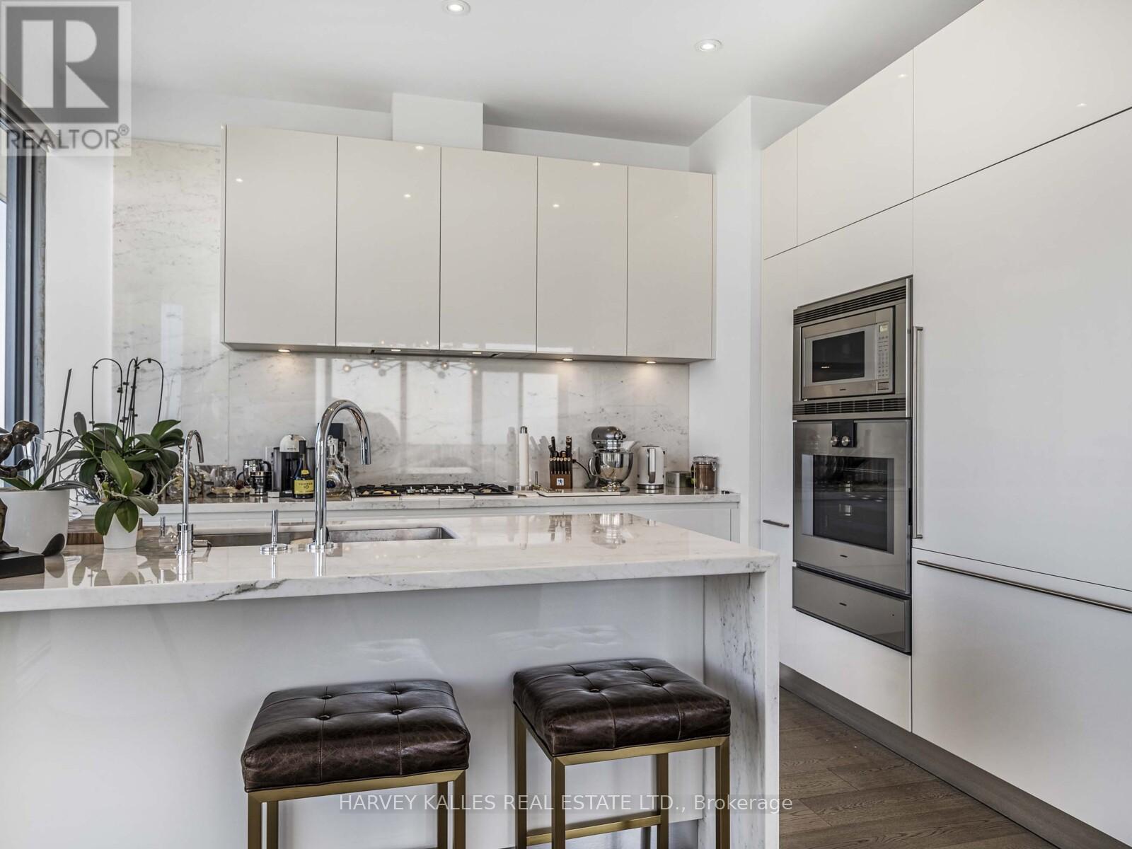 PH 5605 - 42 CHARLES STREET E