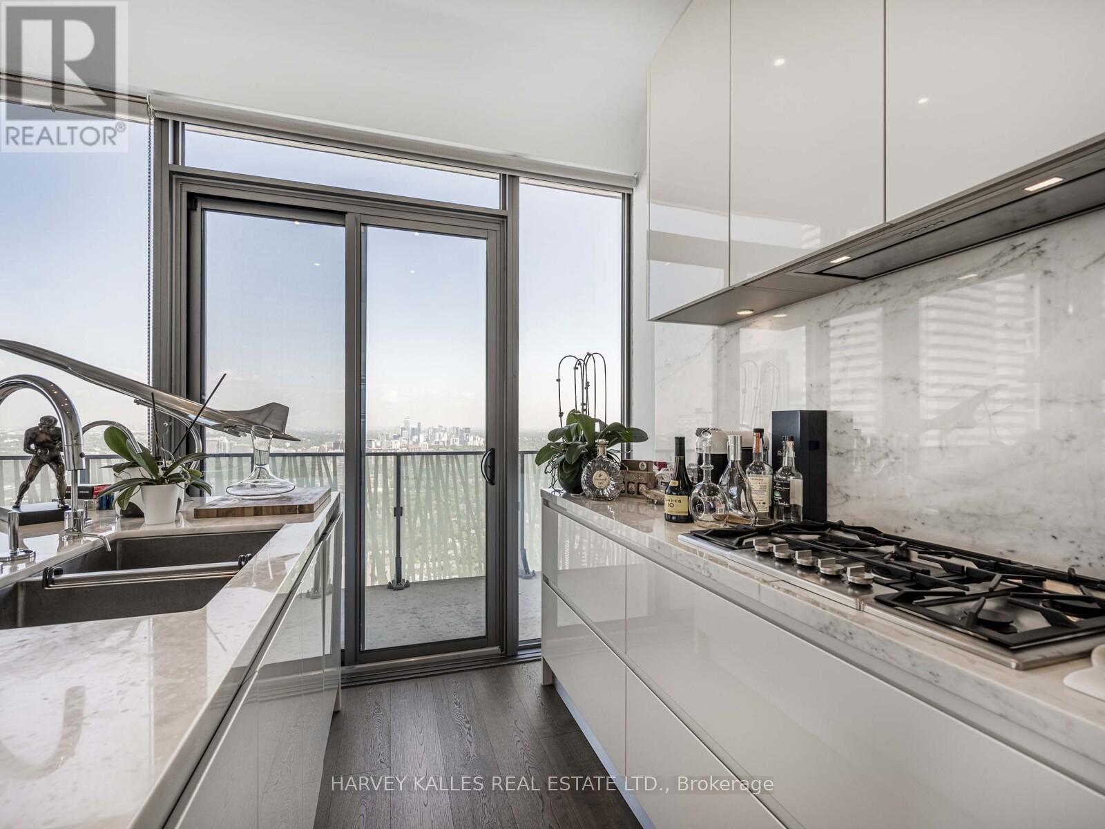 PH 5605 - 42 CHARLES STREET E