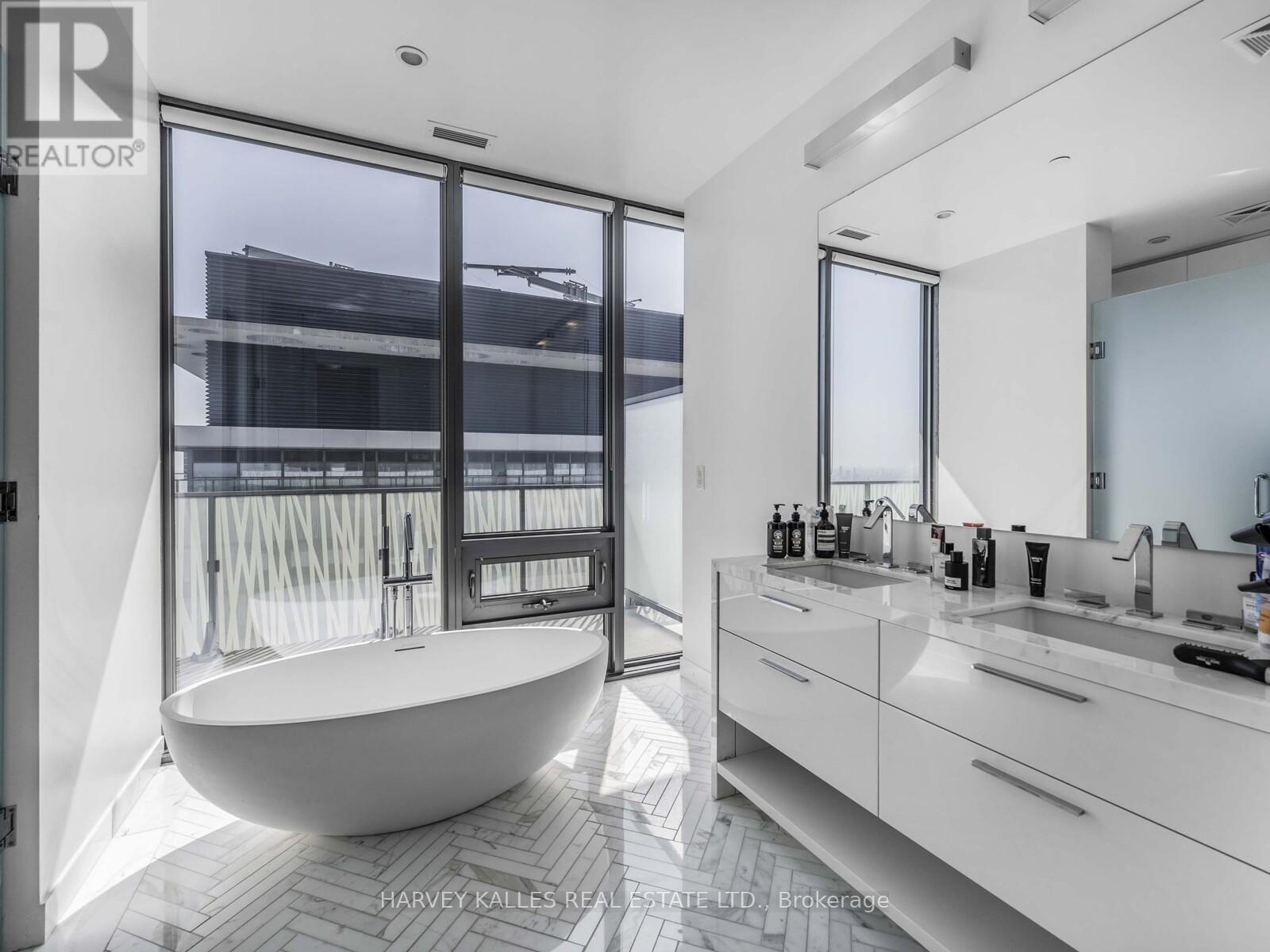 PH 5605 - 42 CHARLES STREET E