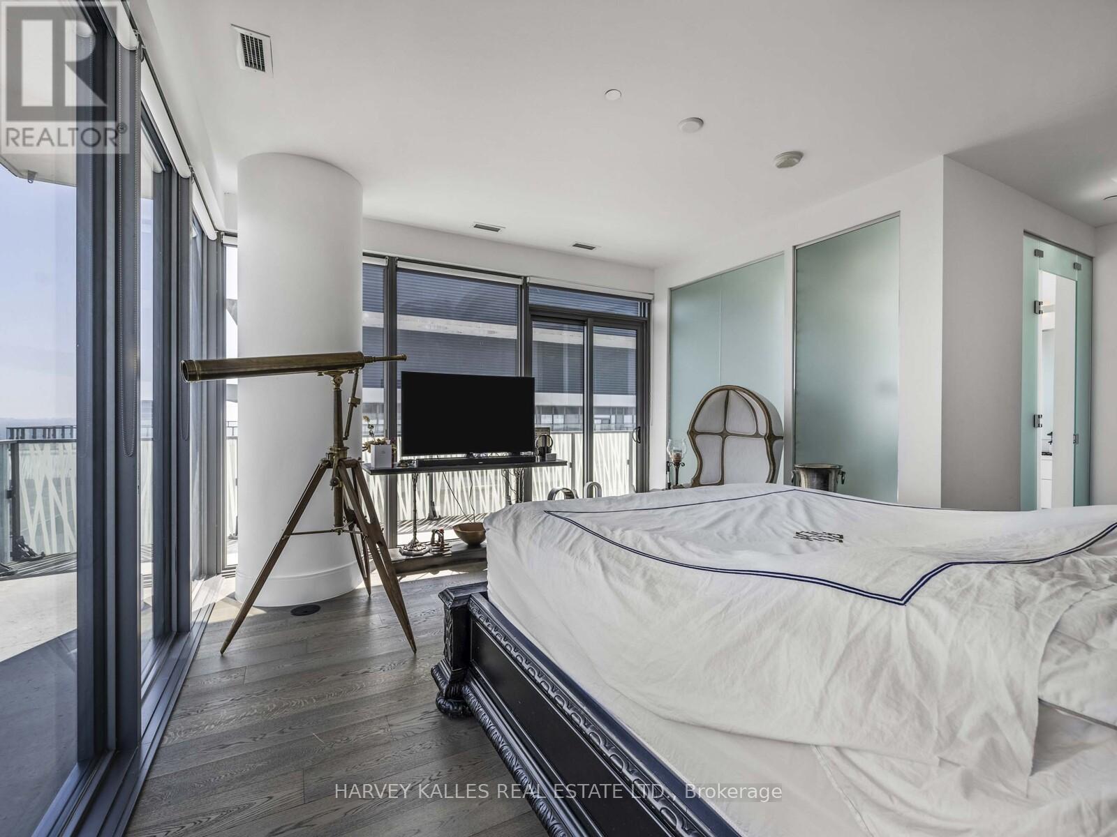 PH 5605 - 42 CHARLES STREET E