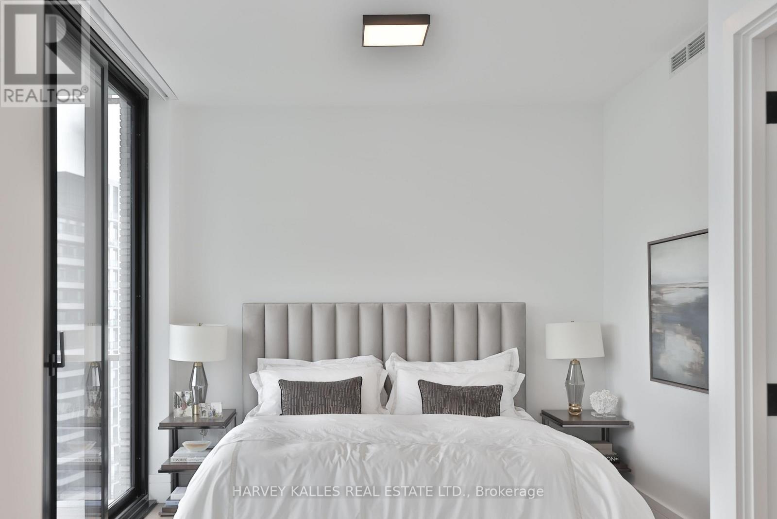 1404 - 215 LONSDALE ROAD